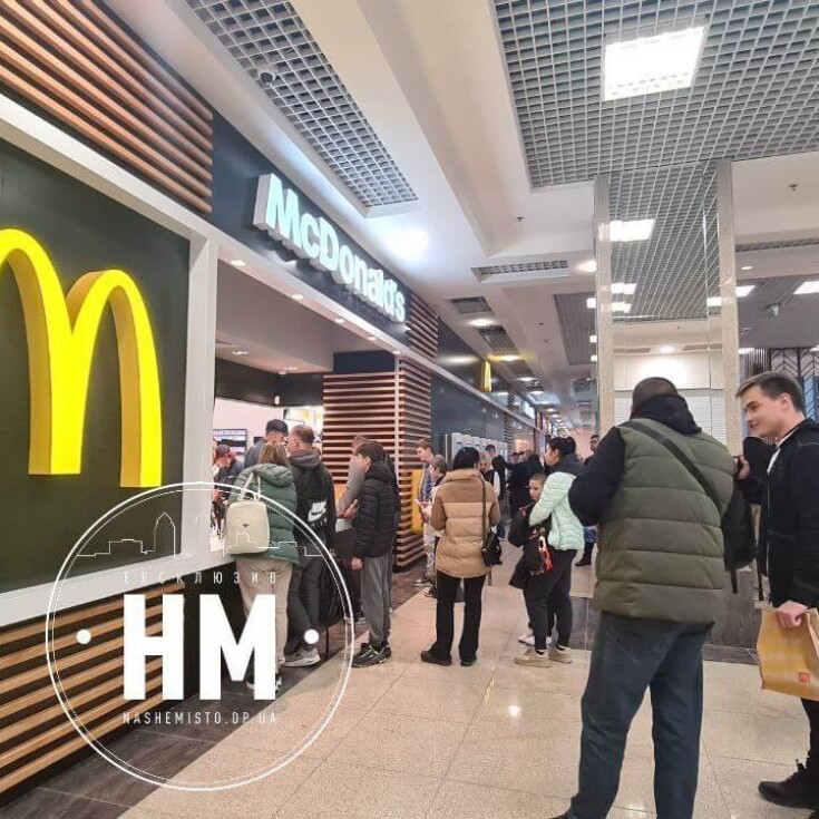 Вже стоять черги: як працює Макдональдз в ТРЦ «Караван» на другий день після відкриття - dnipro.karavan.com.ua